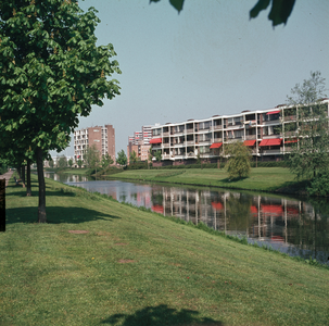 821859 Gezicht op het plantsoen aan de Jordanlaan te Utrecht, met rechts het flatgebouw aan de Boekelaan.